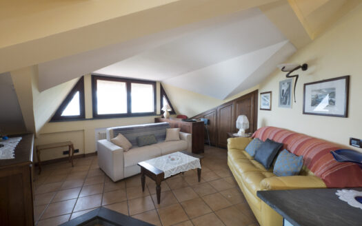 MANSARDA BILOCALE A TELLARO CON VISTA MARE