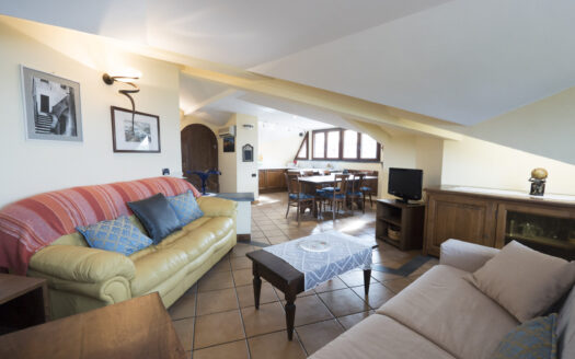 MANSARDA BILOCALE A TELLARO CON VISTA MARE