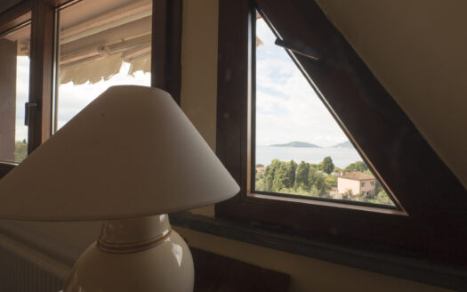 MANSARDA BILOCALE A TELLARO CON VISTA MARE