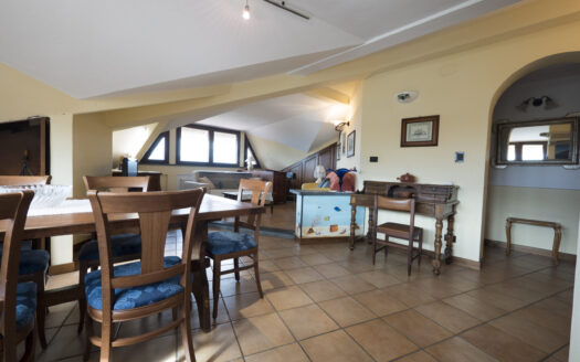 MANSARDA BILOCALE A TELLARO CON VISTA MARE