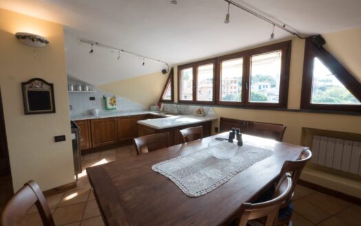 MANSARDA BILOCALE A TELLARO CON VISTA MARE