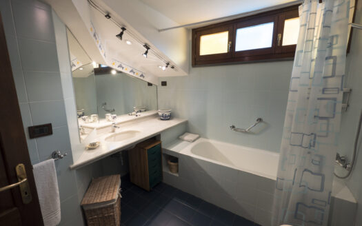 MANSARDA BILOCALE A TELLARO CON VISTA MARE