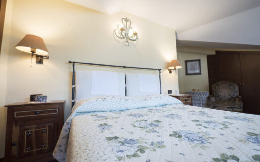 MANSARDA BILOCALE A TELLARO CON VISTA MARE