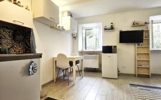 MONOLOCALE CENTRALE A LERICI